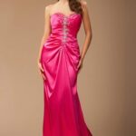 Vestido de noche elegante muy sensual con escote corazón y busto drapeado decorado
