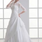 Abito da sposa classico invernale fatto in taffetà con bustino semirigido e preformato, adornato da applicazioni in pizzo e decorato con paillettes e perline