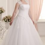 Abito da sposa donne oversize molto elegante stile A line fatto in raso, tulle e applicazioni di pizzo che partono dal corpetto