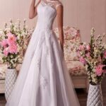 Abito da sposa economico online su misura stile A line, realizzato in tulle e raso con corpetto stretto interamente ricamato con pizzo, perline e paillettes