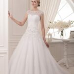 Discounted A-line wedding dress from the 2021 collection for sale online made in tulle with lace applications and satin lining