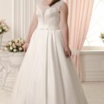 Avila - Classic wedding dress for plus size women in satin with lace appliqués 2021 collection