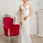 Burgos - Abito da sposa ultime tendenze scivolato realizzato in pizzo con spalline, scollatura a V e schiena scoperta