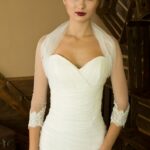 Chaqueta para boda barata online en tul con decoración de encaje en el borde de las mangas tres cuartos