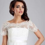 Chaqueta nupcial de encaje estilo bustier de manga corta, escote barco y cierre trasero con botones