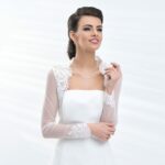 Elegante chaqueta de tendencia nupcial 2021 confeccionado en encaje con mangas largas en tul