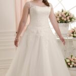 Elegant wedding dress for chubby girls, made to measure at an affordable price, made of tulle with lace and beaded appliqués