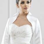 Chaqueta de novia con cuello muy elegante confeccionada en satèn con mangas tres cuartos a un precio económico