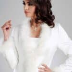 Chaqueta de novia de invierno de manga larga confeccionada en satèn decorada en los bordes con pelo sintètico
