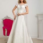 Granada - Abito da sposa tradizionale per matrimonio in chiesa a prezzo economico fatto in raso, tulle e pizzo