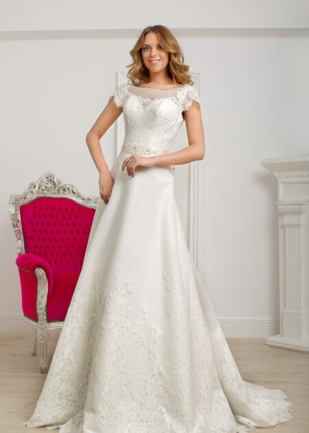 Vestido de novia sencillo y barato de corte recto para boda civil a la  venta online, con busto decorado con encaje, perlas y lentejuelas -  Sposamore