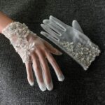 Guanti da sposa da abbinare al tuo abito nuziale fatto in tulle ricamato con pizzo e perline,  corti al polso