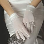 Guantes de novia cortos blancos  confeccionados en tul y satèn a la venta online a precio económico