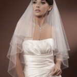 Velo de novia corto y económico de dos capas decorado en el borde con pedrería brillante