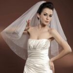 Velo nuziale corto a due strati per matrimonio in giardino decorato sui bordi con perline, a poco prezzo