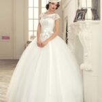 Vestido de novia clásico estilo princesa con busto de encaje con manga corta, cinturón con lazo en la cintura