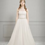 Vestito da sposa su misura stile A line confezionato in pizzo il bustino e tulle la gonna scollo a sorriso, la vita è impreziosita da un cinturino gioiello