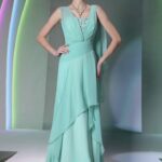 Vestido de fiesta largo verde agua realizado en chifòn con adornos brillantes en el corpiño