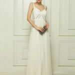 Vestido de noche blanco muy sencillo con tirantes, escote en V y falda larga de chifòn
