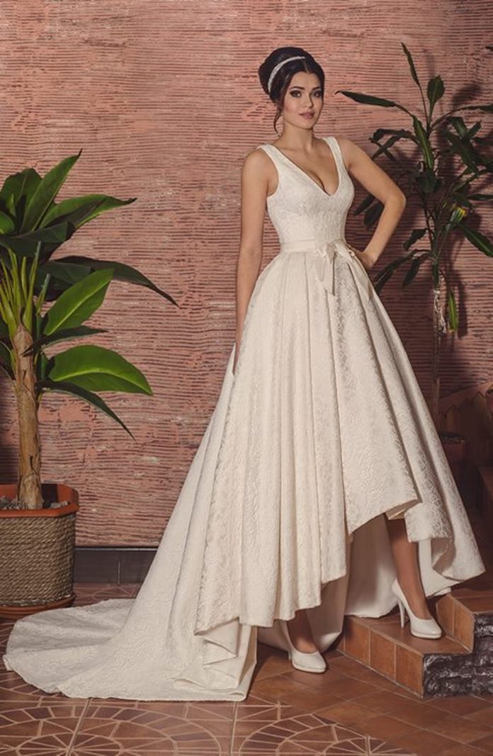 Vestido de novia corto delante y largo detras 2021 muy elegante  confeccionado en encaje con tirantes, escote en V, falda amplia asimétrica
