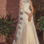 Vestido de novia elegante y romántico para bodas al aire libre estilo sirena confeccionado en satèn y tul con muchas aplicaciones de encaje