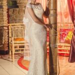 Vestido de novia de encaje francés muy elegante y entallado con manga corta, cinturón de pedrería, escote redondo