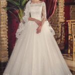 Abito da sposa scintillanti fatto in tulle e raso decorato totalmente con pizzo e perline e tanti punti luci