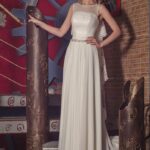Vestido de novia sencillo para rito civil confeccionado en chifòn, con corpiño decorado en encaje y falda larga