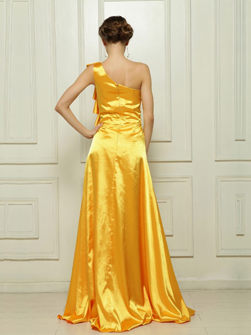 Vestido de fiesta largo de un hombro color amarillo confeccionado en satèn  decorado en el hombro con muchos vuelos de tela