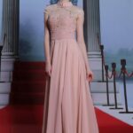 Abito per invitate a un matrimonio molto elegante di collo alto e maniche corte fatto in pizzo il bustino e chiffon la gonna lunga colore rosa antico