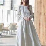 Vestido de novia estilo años 50 confeccionado satèn corte A con mangas largas de encaje a un precio económico
