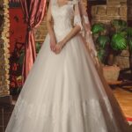 Bellissimo abito da sposa tradizionale stile principessa con corpetto dallo scollo a V