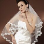 Precioso velo de novia perfecto para combinar con un vestido estilo sirena confeccionado en suave tul con bordado de encaje en los bordes de dos capas