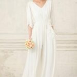 Vestido de novia pantalón de tendencia para novias modernas confeccionado en chifòn con medias mangas, escote en V, largo al tobillo