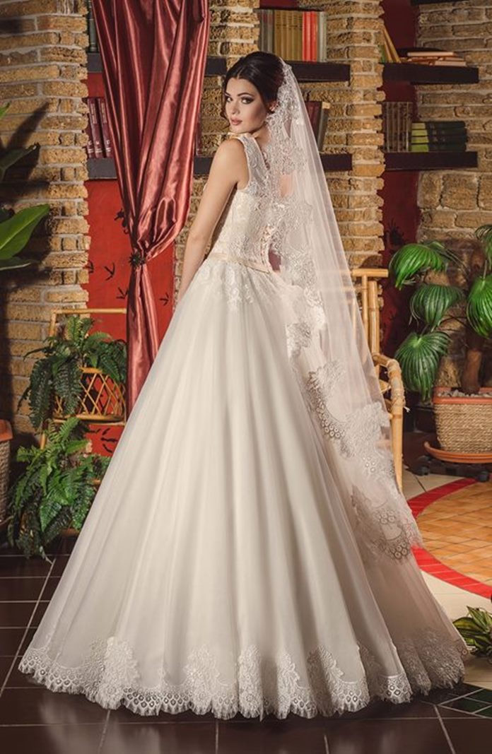 Tradizionale vestito da sposa dalla linea A con spalline fatto in tulle  avorio