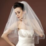 Velo de novia corto muy simple y elegante perfecto para una boda de ceremonia civil de dos capas con muchas decoraciones brillantes en los bordes