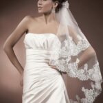 Lujoso velo de novia perfecto para combinar con un vestido de novia de corte princesa de dos capas decorado en los bordes con aplicaciones de encaje