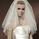 Elegante velo de novia perfecto para un sensual vestido de novia confeccionado en tul de dos capas y decorado en los bordes con destellos brillantes