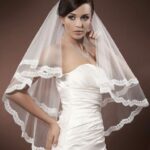 Velo de novia tradicional de longitud media con dos capas de tul y encaje rebrode