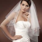 Velo de novia corto perfecto para bodas de verano decorado en los bordes con lentejuelas de dos capas