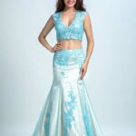 Vestido formal de dos piezas estilo sirena con falda y top color celeste y blanco con escote en V