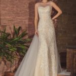 Vestido de novia color crema con aplicaciones de encaje blanco, cola desmontable en tul blanco