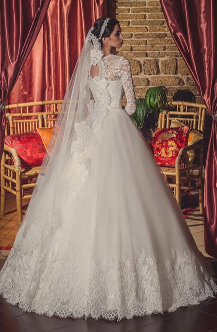 Vestido de novia pomposo con amplia falda de tul bordado, busto de encaje  con manga tres cuartos