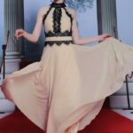 Vestito elegante per festa di laurea con scollo all'americana fatto in chiffon e pizzo colore rosa antico e nero
