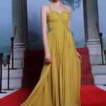 Elegante vestido de noche de color amarillo ocre con tirantes finos y busto drapeado confeccionado en chifòn