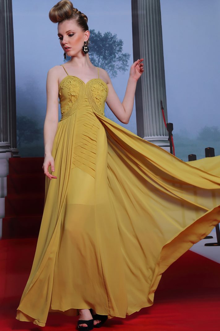 Elegante vestido de noche de color amarillo ocre con tirantes finos y busto  drapeado confeccionado en chifòn.
