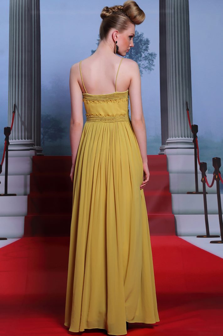 Elegante vestido de noche de color amarillo ocre con tirantes finos y busto  drapeado confeccionado en chifòn.