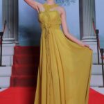 Vestido amarillo mostaza para invitadas de boda muy elegante confeccionado en chifòn