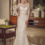 Vestido de novia de encaje chantilly con mangas largas estilo sirena muy elegante con cinturón decorado con perlas y lentejuelas