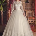 Vestido de novia de invierno con mangas largas de encaje, cinturilla de satèn y falda ancha de tul con aplicaciones de encaje
